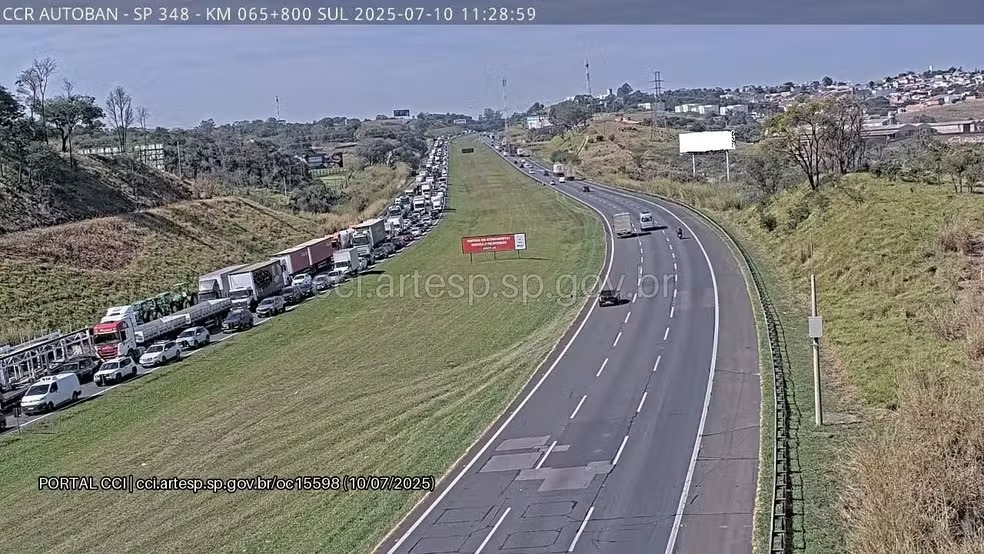  Acidente interdita trecho na Bandeirantes